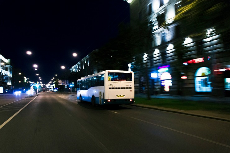 Движение автобуса ночью